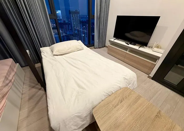 Peak Luxury Living With King Bed Golf Pool And Gym Bangkok