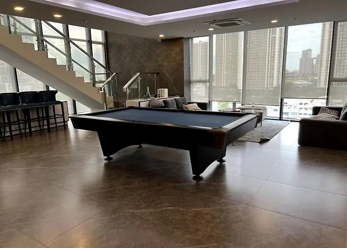 Peak Luxury Living With King Bed Golf Pool And Gym Lejlighed Bangkok