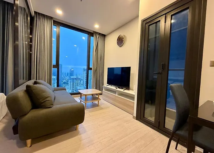 Peak Luxury Living With King Bed Golf Pool And Gym