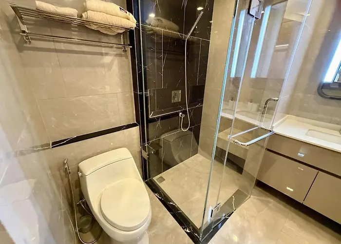 Peak Luxury Living With King Bed Golf Pool And Gym