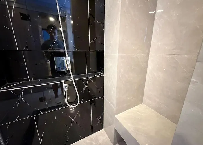 Peak Luxury Living With King Bed Golf Pool And Gym
